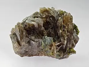 Ejemplar de axinita-(Mn)
