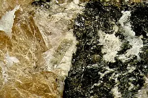 Ejemplar de belovita-(Ce)