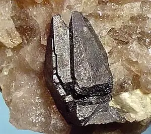 Ejemplar de fergusonita-(Y)