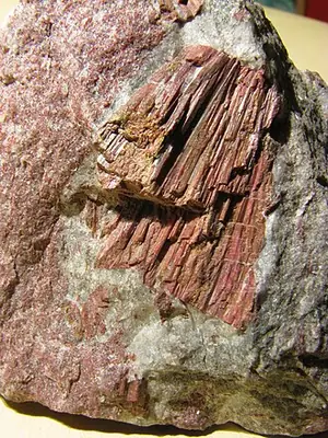 Ejemplar de piemontita